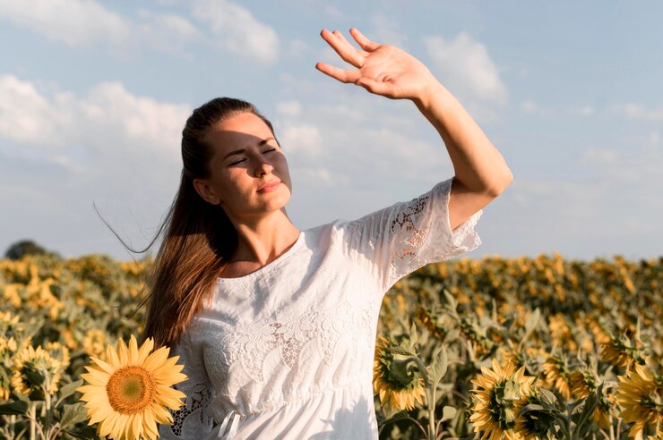 femme se cachant du soleil pour éviter une allergie.