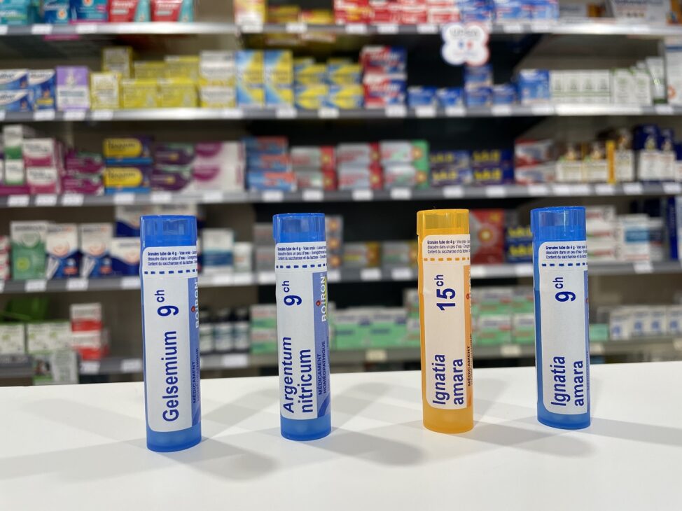 Granules homéopathiques pour atténuer les symtômes du stress, dans la pharmacie de Biot.