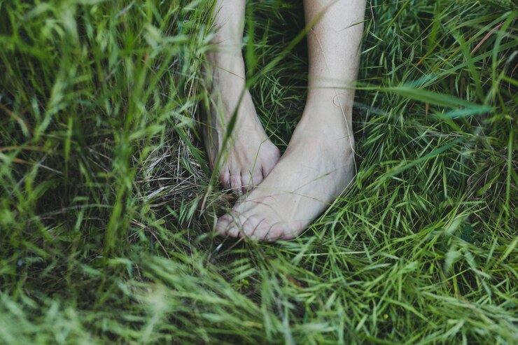 Pieds dans l'herbe.